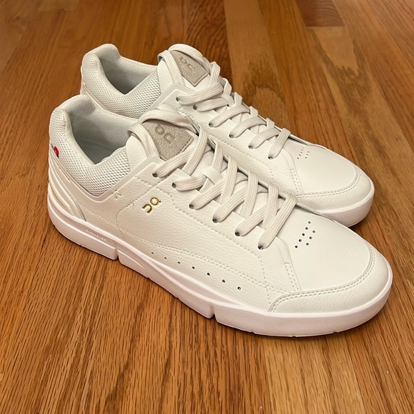 On Women's THE ROGER Advantage Shoes - Picture 1 of 3
